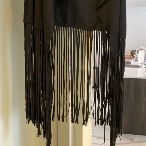 black fringe vest 😍 one size fits most, Flowy drape to the front neckline 😀👍 - Picture 3 of 3
